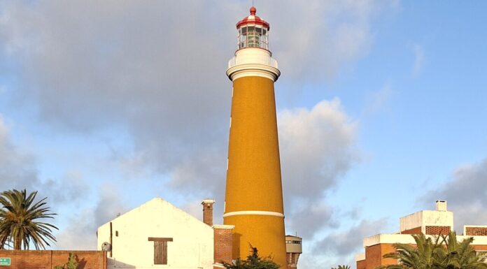 LA IMPORTANCIA DE LAS LUCES DE LOS FAROS EN LA NAVEGACIÓN NOCTURNA