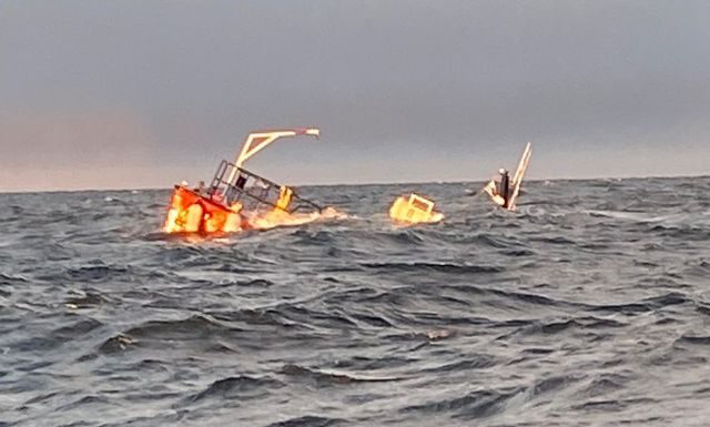 URUGUAY – LANCHA SE HUNDE CERCA DE PUNTA COLORADA Y LOS TRIPULANTES SON RESCATADOS POR PESCADORES