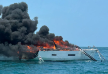 SE INCENDIÓ UN CATAMARÁN CERCA DE CABO CAÑAVERAL, LOS PASAJEROS SE SALVARON