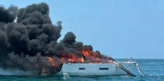 SE INCENDIÓ UN CATAMARÁN CERCA DE CABO CAÑAVERAL, LOS PASAJEROS SE SALVARON