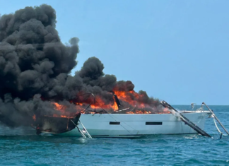SE INCENDIÓ UN CATAMARÁN CERCA DE CABO CAÑAVERAL, LOS PASAJEROS SE SALVARON