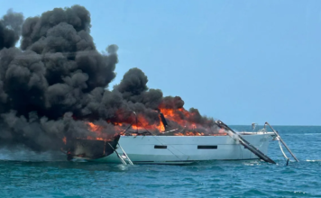 SE INCENDIÓ UN CATAMARÁN CERCA DE CABO CAÑAVERAL, LOS PASAJEROS SE SALVARON