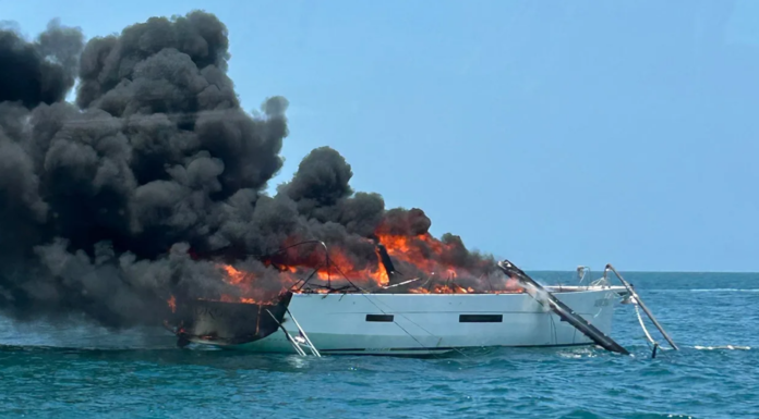 SE INCENDIÓ UN CATAMARÁN CERCA DE CABO CAÑAVERAL, LOS PASAJEROS SE SALVARON