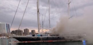 ESPAÑA – SE INCENDIA UN VELERO DE 20 METROS EN BADALONA SIN DAÑOS MAYORES