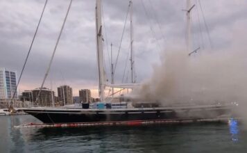 ESPAÑA – SE INCENDIA UN VELERO DE 20 METROS EN BADALONA SIN DAÑOS MAYORES