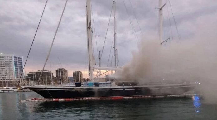ESPAÑA – SE INCENDIA UN VELERO DE 20 METROS EN BADALONA SIN DAÑOS MAYORES