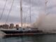 ESPAÑA – SE INCENDIA UN VELERO DE 20 METROS EN BADALONA SIN DAÑOS MAYORES
