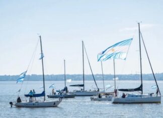 POSADAS – CLUBES NÁUTICOS CELEBRARON LA INDEPENDENCIA CON UN DESFILE EN EL RÍO PARANÁ