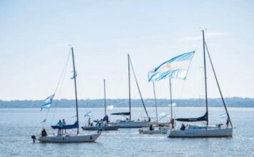 POSADAS – CLUBES NÁUTICOS CELEBRARON LA INDEPENDENCIA CON UN DESFILE EN EL RÍO PARANÁ