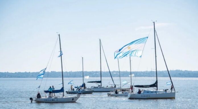 POSADAS – CLUBES NÁUTICOS CELEBRARON LA INDEPENDENCIA CON UN DESFILE EN EL RÍO PARANÁ