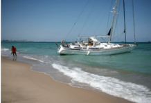MISTERIO EN LA PLAYA DE LA GARROFERA EN ESPAÑA: UN VELERO ENCALLADO SIN RASTRO DE SU TRIPULACIÓN