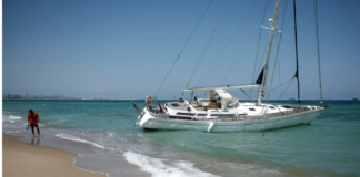 MISTERIO EN LA PLAYA DE LA GARROFERA EN ESPAÑA: UN VELERO ENCALLADO SIN RASTRO DE SU TRIPULACIÓN
