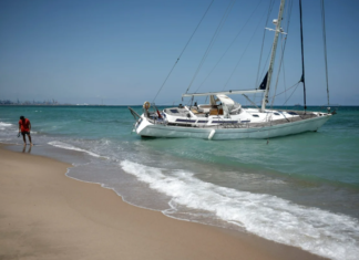 MISTERIO EN LA PLAYA DE LA GARROFERA EN ESPAÑA: UN VELERO ENCALLADO SIN RASTRO DE SU TRIPULACIÓN
