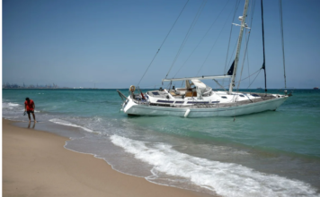 MISTERIO EN LA PLAYA DE LA GARROFERA EN ESPAÑA: UN VELERO ENCALLADO SIN RASTRO DE SU TRIPULACIÓN