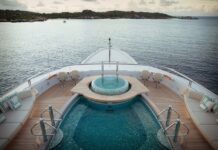 CON CANCHA DE BASQUET EN LA PROA, SE PUEDE VER EL YATE DE MAGIC JHONSON EN BARCELONA