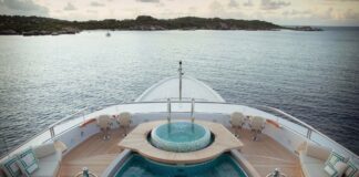 CON CANCHA DE BASQUET EN LA PROA, SE PUEDE VER EL YATE DE MAGIC JHONSON EN BARCELONA