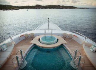 CON CANCHA DE BASQUET EN LA PROA, SE PUEDE VER EL YATE DE MAGIC JHONSON EN BARCELONA