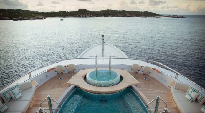 CON CANCHA DE BASQUET EN LA PROA, SE PUEDE VER EL YATE DE MAGIC JHONSON EN BARCELONA