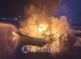 FUEGO EN EL RÍO: VORAZ INCENDIO ARRASA CON TRES BARCOS EN EL NÁUTICO DE PARANÁ