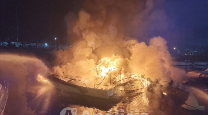FUEGO EN EL RÍO: VORAZ INCENDIO ARRASA CON TRES BARCOS EN EL NÁUTICO DE PARANÁ