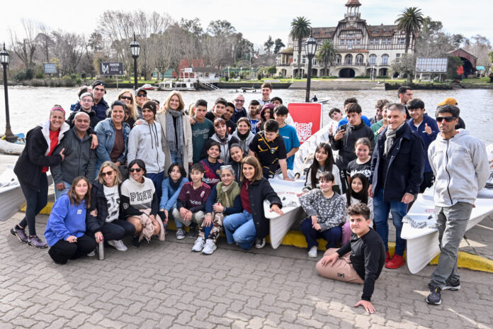 Julio Zamora encabezó la entrega de nuevos botes que potencian el desarrollo de la Escuela Municipal de Remo de Tigre