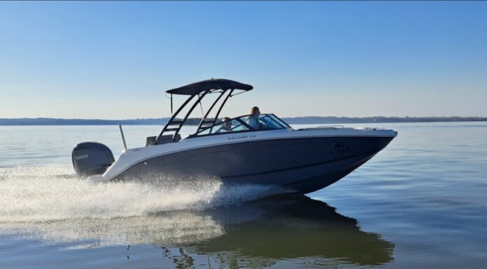 HOY EN ESLORAS PRESENTAMOS LA BERMUDA DISCOVERY 230 CON 300 HP