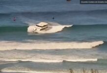 EMBARCACIÓN DE PASAJEROS QUEDA VARADA POR FUERTE OLEAJE EN HAWÁI