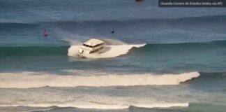 EMBARCACIÓN DE PASAJEROS QUEDA VARADA POR FUERTE OLEAJE EN HAWÁI