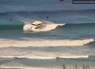 EMBARCACIÓN DE PASAJEROS QUEDA VARADA POR FUERTE OLEAJE EN HAWÁI