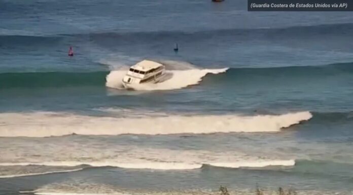 EMBARCACIÓN DE PASAJEROS QUEDA VARADA POR FUERTE OLEAJE EN HAWÁI
