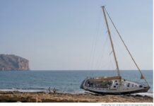 ESPAÑA – EL AYUNTAMIENTO DE XÁBIA RETIRA EL COMBUSTIBLE DEL GRAN VELERO ENCALLADO ANTE EL SILENCIO DEL DUEÑO