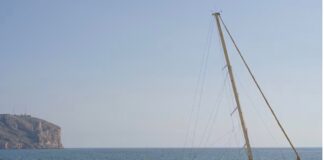 ESPAÑA – EL AYUNTAMIENTO DE XÁBIA RETIRA EL COMBUSTIBLE DEL GRAN VELERO ENCALLADO ANTE EL SILENCIO DEL DUEÑO