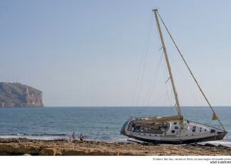 ESPAÑA – EL AYUNTAMIENTO DE XÁBIA RETIRA EL COMBUSTIBLE DEL GRAN VELERO ENCALLADO ANTE EL SILENCIO DEL DUEÑO