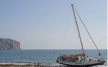ESPAÑA – EL AYUNTAMIENTO DE XÁBIA RETIRA EL COMBUSTIBLE DEL GRAN VELERO ENCALLADO ANTE EL SILENCIO DEL DUEÑO