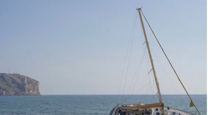 ESPAÑA – EL AYUNTAMIENTO DE XÁBIA RETIRA EL COMBUSTIBLE DEL GRAN VELERO ENCALLADO ANTE EL SILENCIO DEL DUEÑO