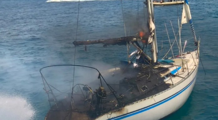 VIDEO – INCENDIO DE UN VELERO IBIZA: LOS TRIPULANTES A SALVO