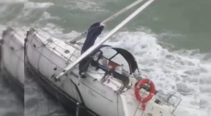 VELERO ENCALLA FRENTE A LA COSTA DE TENERIFE POR DESCONOCIMIENTO DE LA ZONA