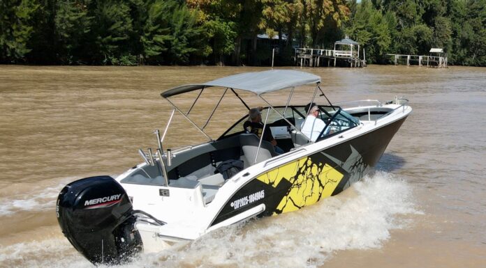 HOY EN ESLORAS – LA PRINZ 700 OPEN CON MOTOR DE 150 HP MOSTRÓ TODO SU CARÁCTER EN EL AGUA