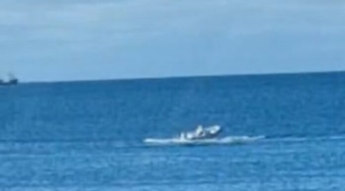 VIDEO – UN SEMIRRIGIDO SIN CONTROL TIRÓ A SU TIMONEL AL MAR EN PUERTO MADRYN