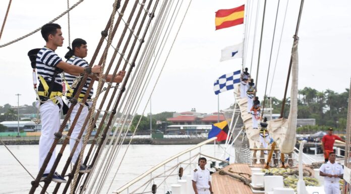 LA FRAGATA ARA “LIBERTAD” SE DESPIDIÓ DE COSTA RICA