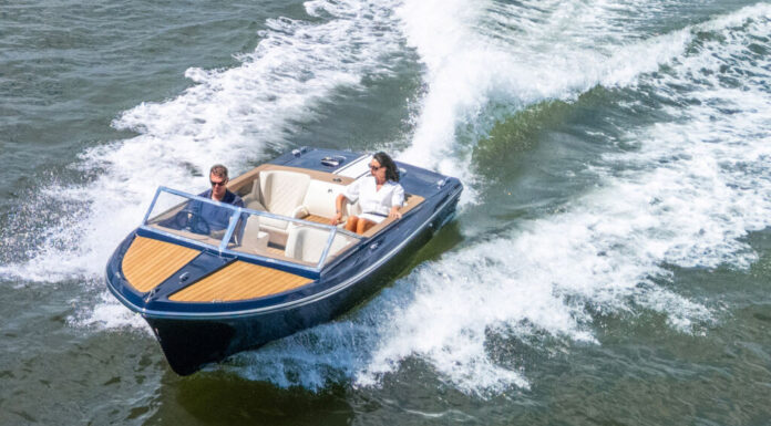 RBB 19: LA LANCHA INSPIRADA EN JAMES BOND QUE HONRA A UNA LEYENDA DE LA INDUSTRIA