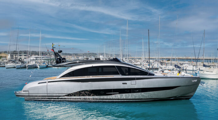 EL PERSHING GTX70 CELEBRA EL 40 ANIVERSARIO DEL ASTILLERO EN GÉNOVA