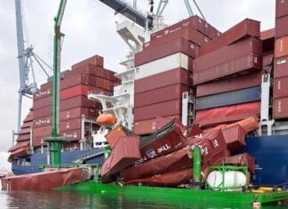 UN CARGUERO ATRACADO PIERDE 67 CONTENEDORES POR LA BORDA EN EL PUERTO DE LONG BEACH