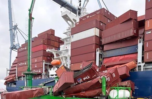UN CARGUERO ATRACADO PIERDE 67 CONTENEDORES POR LA BORDA EN EL PUERTO DE LONG BEACH