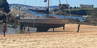 ESPAÑA – VELERO ENCALLA EN LA PLAYA DE ESPIÑEIRO Y ACTIVA UN AVISO A CAPITANÍA MARÍTIMA
