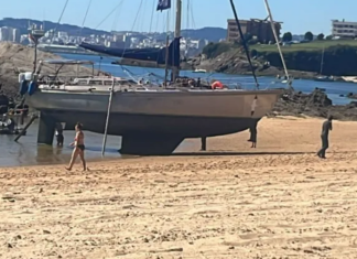 ESPAÑA – VELERO ENCALLA EN LA PLAYA DE ESPIÑEIRO Y ACTIVA UN AVISO A CAPITANÍA MARÍTIMA