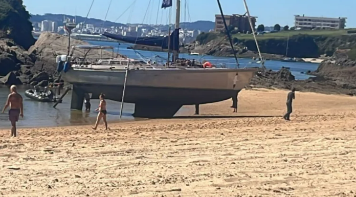 ESPAÑA – VELERO ENCALLA EN LA PLAYA DE ESPIÑEIRO Y ACTIVA UN AVISO A CAPITANÍA MARÍTIMA