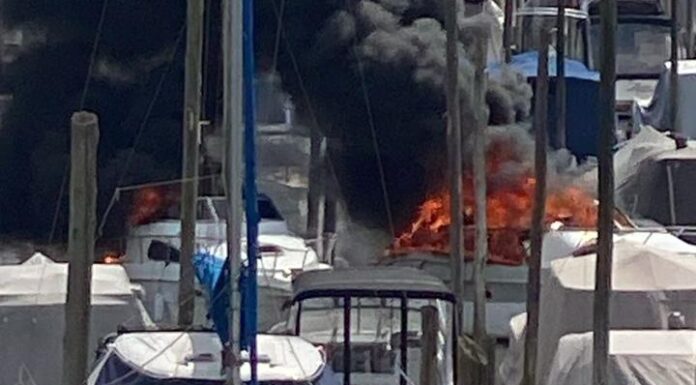 DEVASTADOR INCENDIO DESTRUYE DOS EMBARCACIONES EN SAN FERNANDO