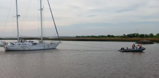 RESCATAN A VELERO ARGENTINO EN EL PUERTO DE CARMELO