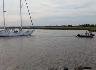 RESCATAN A VELERO ARGENTINO EN EL PUERTO DE CARMELO